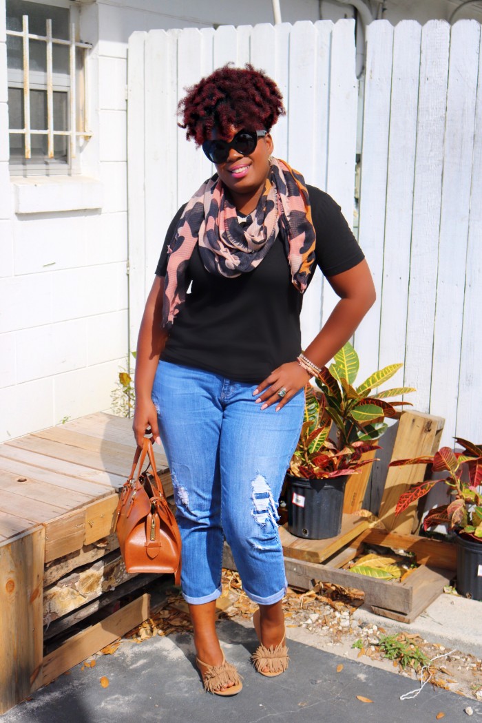 Orlando Fashion Blogger wearing natural hair, dressed in blue boyfriend jeans, and fashion sunglasses